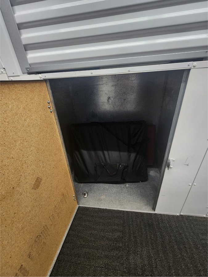 4 x 3 storage unit in Los Angeles, CA