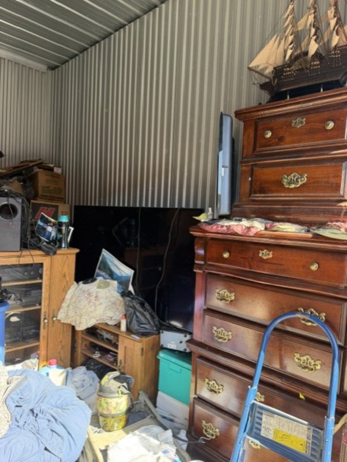 10 x 15 storage unit in Roseville, MI