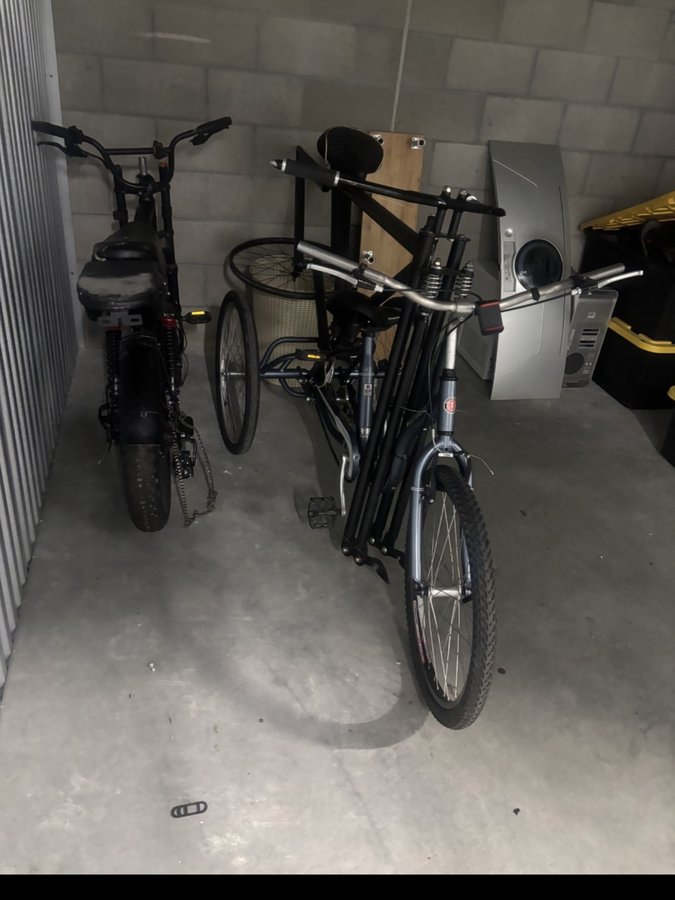10 x 10 storage unit in San Diego, CA