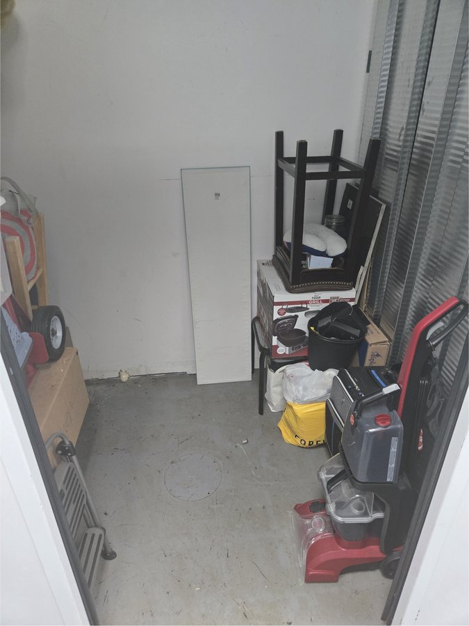 5 x 8 storage unit in Newington, CT