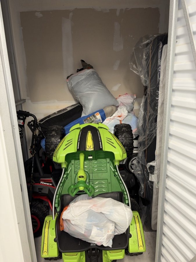 15 x 5 storage unit in Manalapan, NJ