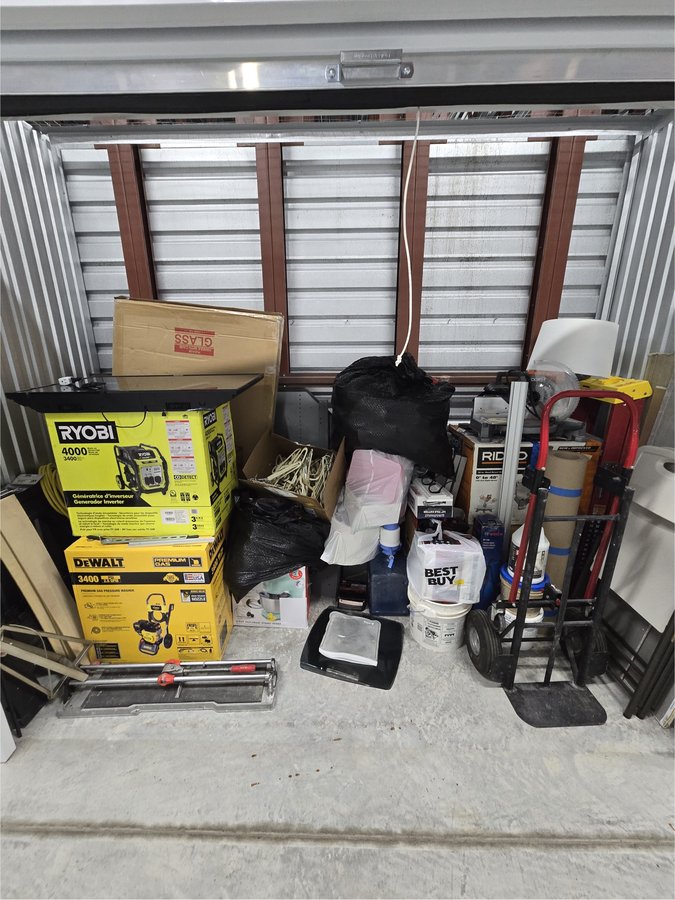 10 x 5 storage unit in Hialeah, FL