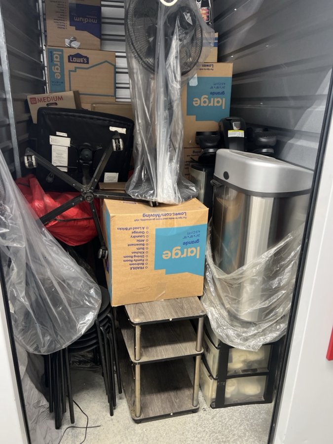 5 x 10 storage unit in Lindenhurst, NY