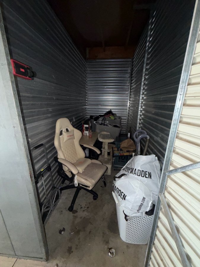 5 x 10 storage unit in Northridge, CA