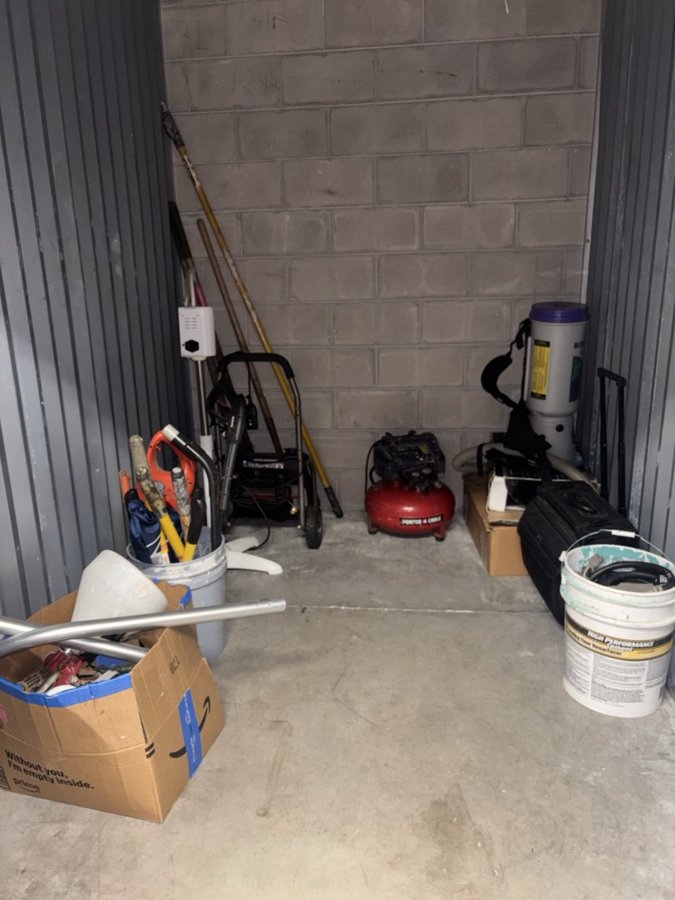 5 x 10 storage unit in Orlando, FL