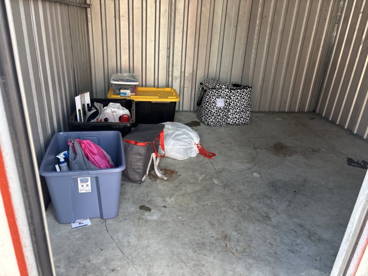 10 x 10 storage unit in Orlando, FL