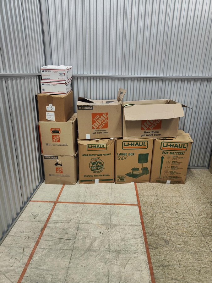 10 x 10 storage unit in Elyria, OH