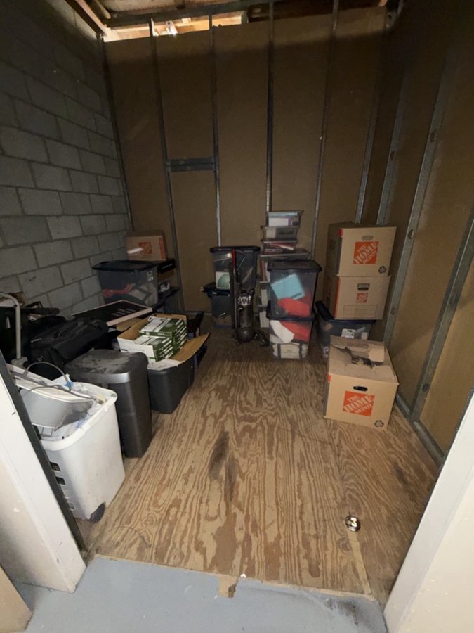 10 x 10 storage unit in Van Nuys, CA