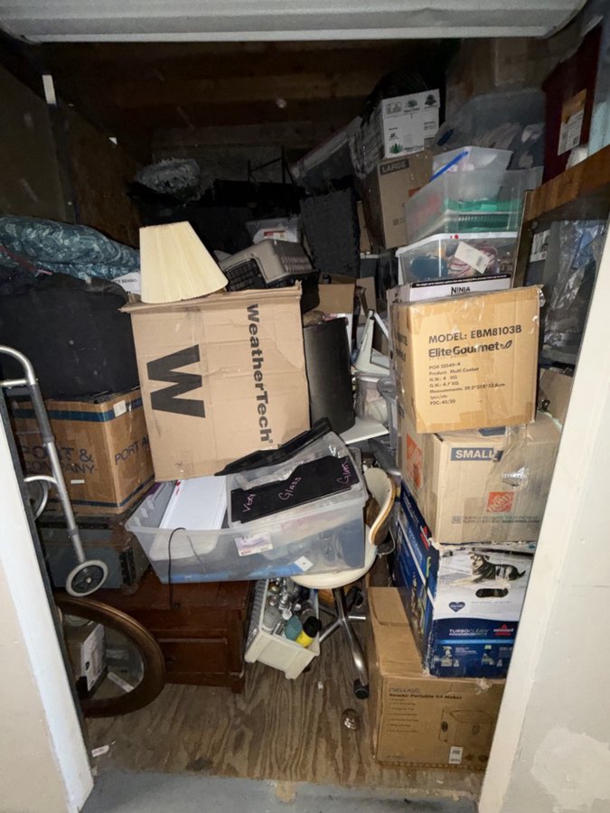 10 x 10 storage unit in Van Nuys, CA