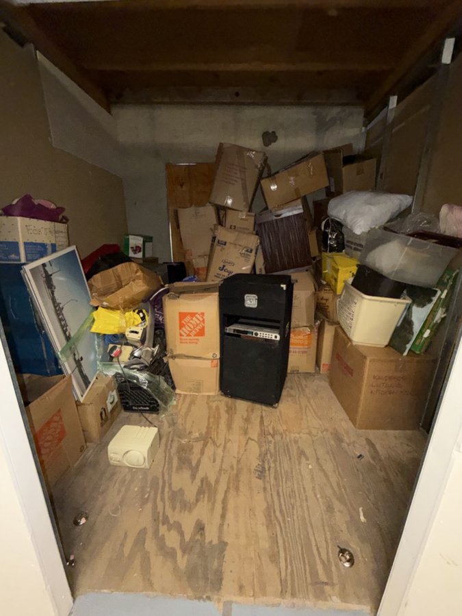 10 x 10 storage unit in Van Nuys, CA