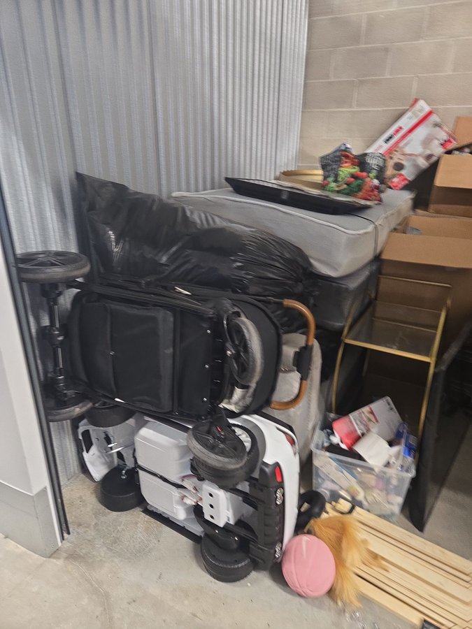 10 x 10 storage unit in Baltimore, MD