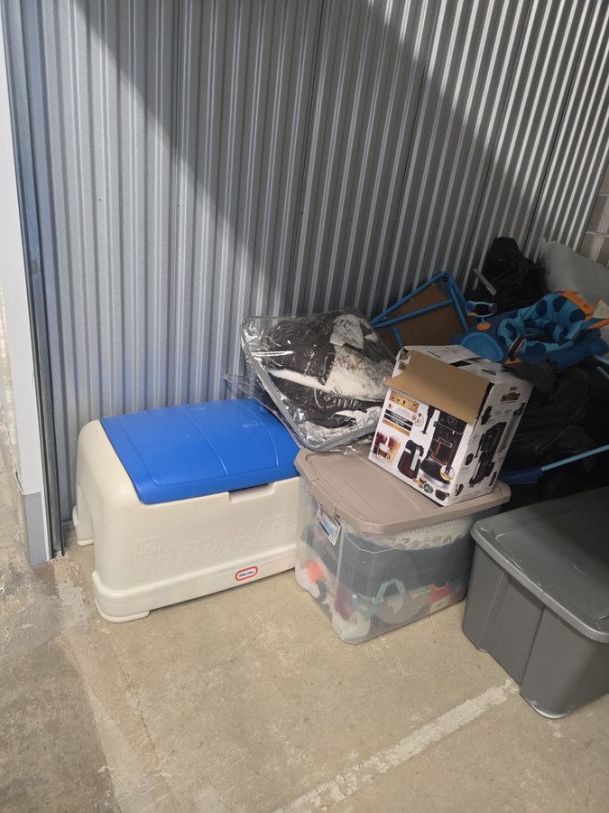 10 x 10 storage unit in Baltimore, MD