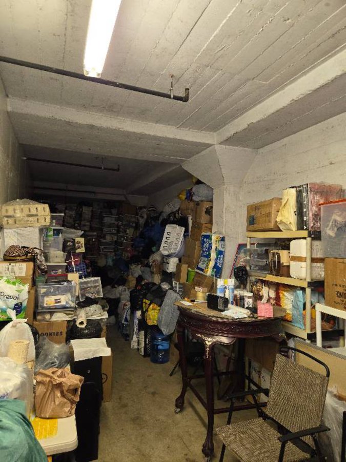 10 x 37 storage unit in Los Angeles, CA