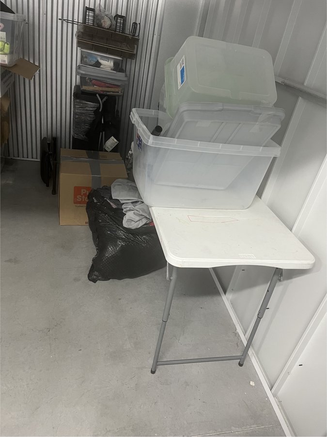 10 x 10 storage unit in Los Angeles, CA
