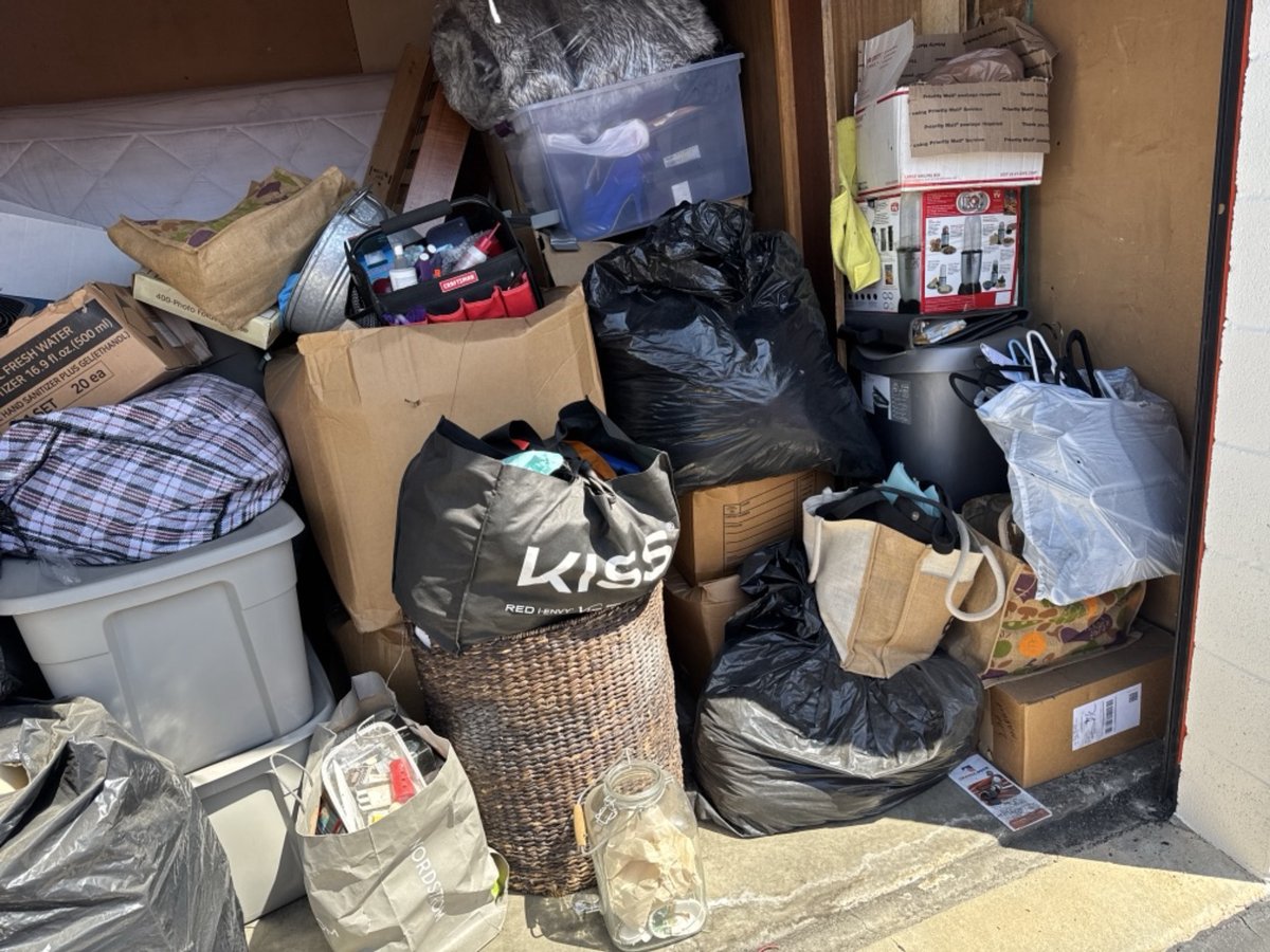 10 x 10 storage unit in Long Beach, CA