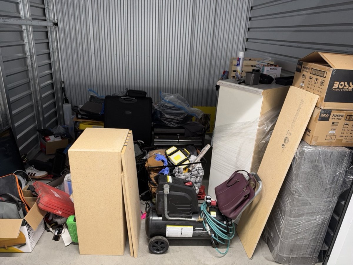 10 x 10 storage unit in Santa Fe Springs, CA