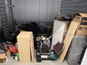 10 x 10 storage unit in Santa Fe Springs, CA