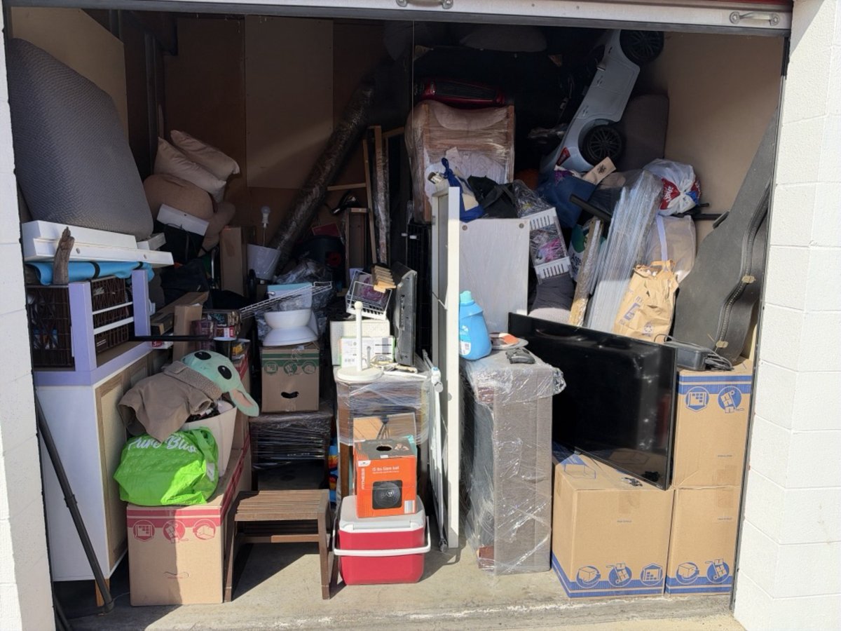 10 x 10 storage unit in Long Beach, CA