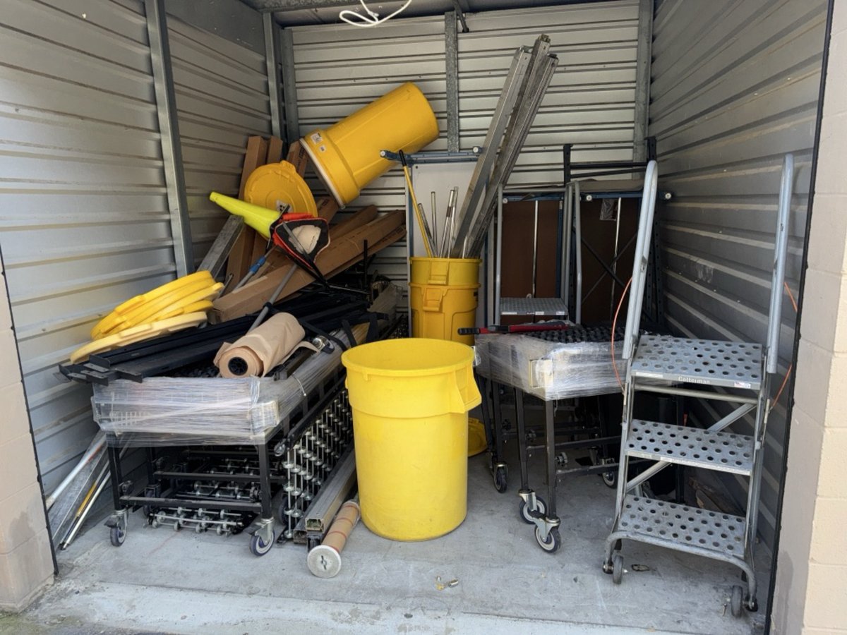 10 x 12 storage unit in Hawaiian Gardens, CA