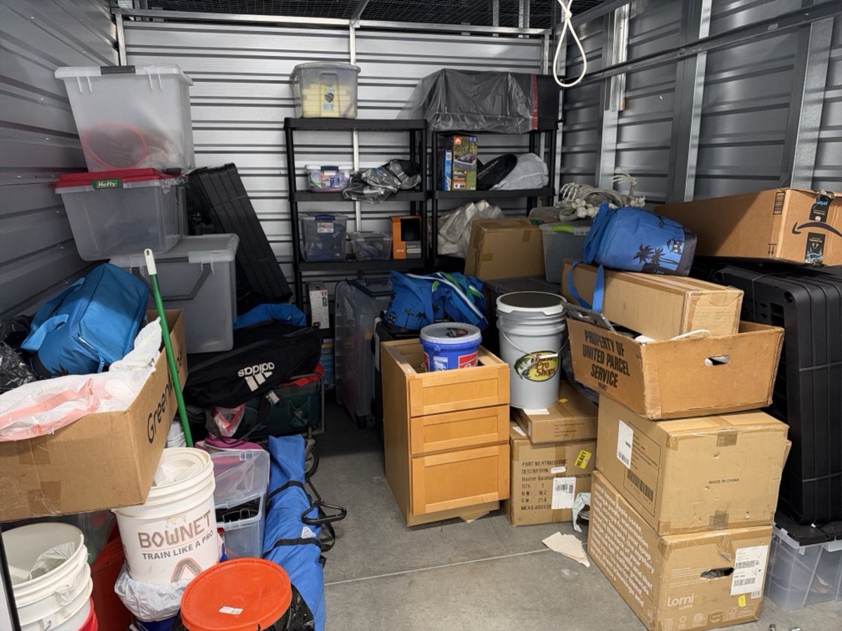 10 x 10 storage unit in Cypress, CA