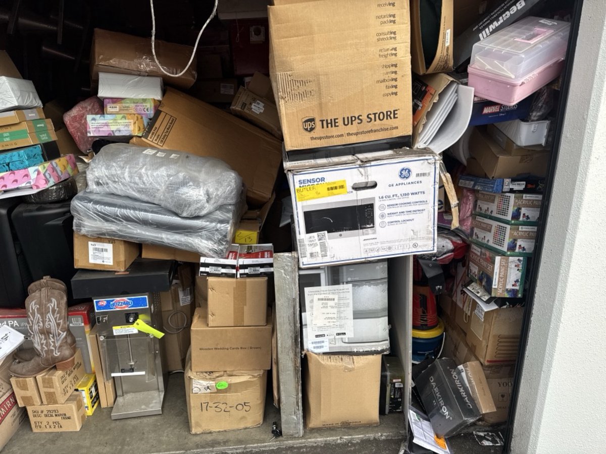 10 x 10 storage unit in Fullerton, CA