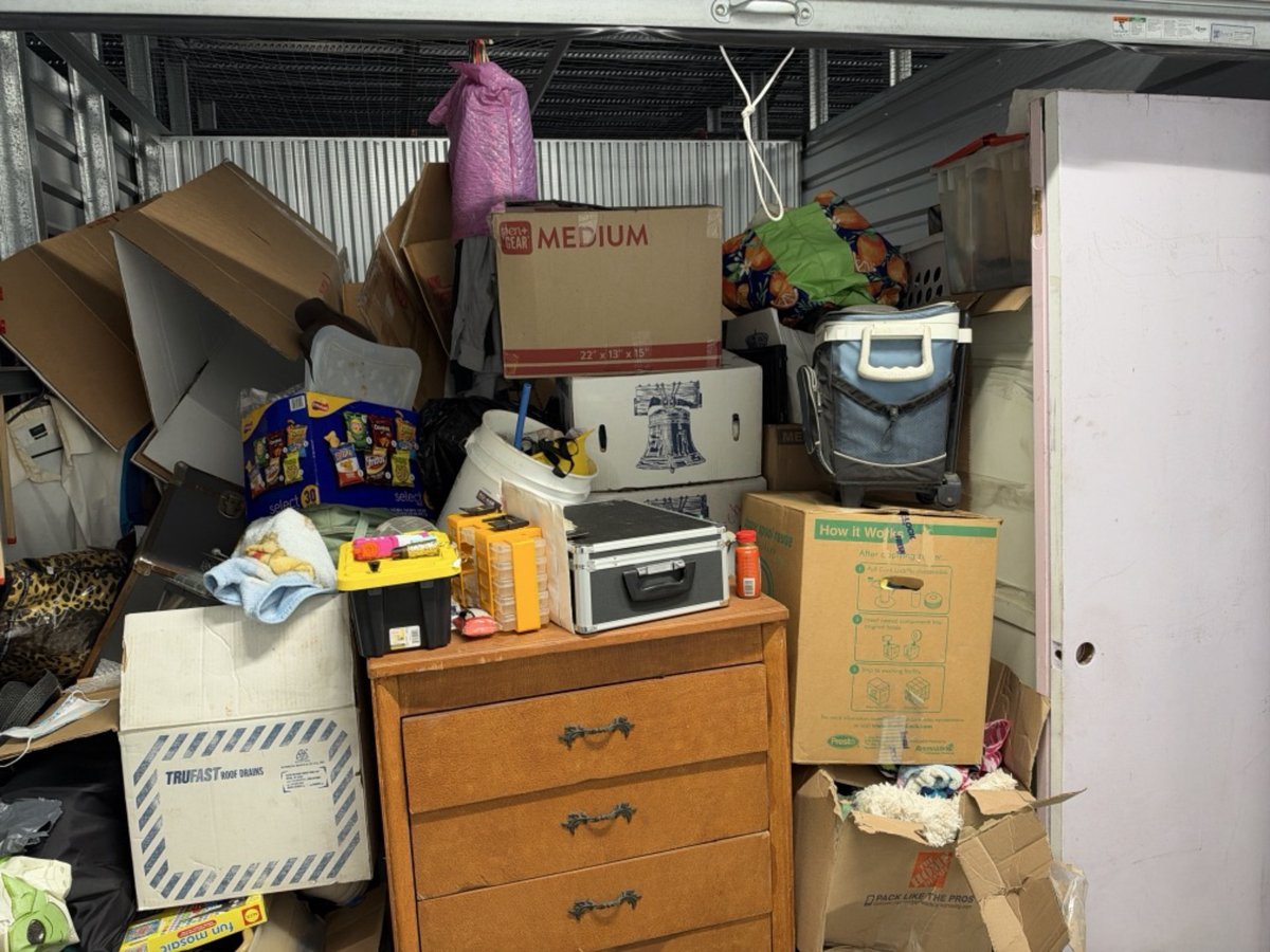 10 x 10 storage unit in Cypress, CA