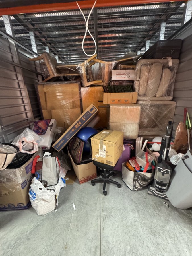 10 x 10 storage unit in Van Nuys, CA