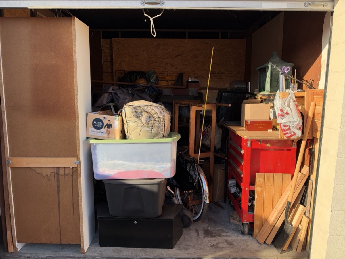 10 x 10 storage unit in Long Beach, CA