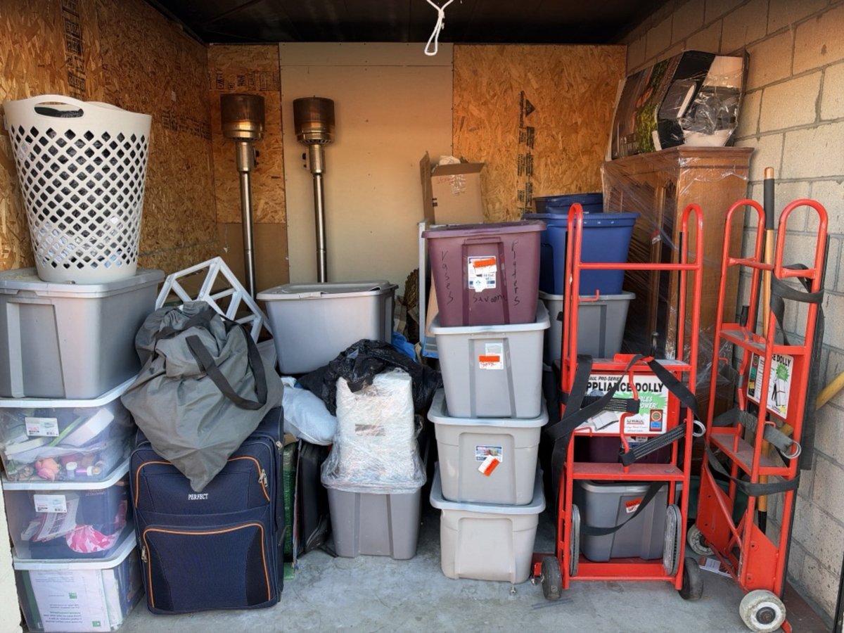 10 x 10 storage unit in Long Beach, CA