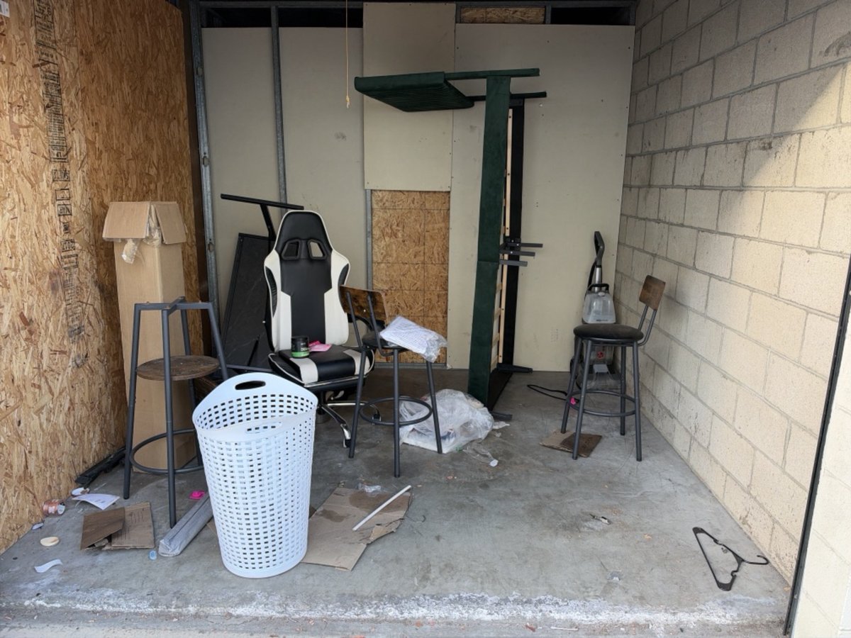10 x 10 storage unit in Long Beach, CA