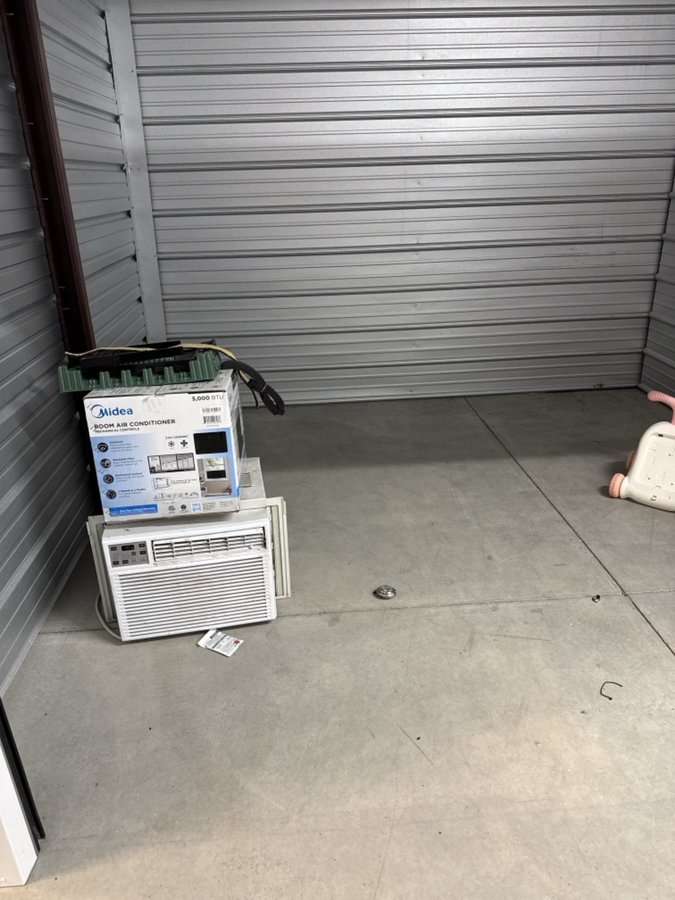 10 x 10 storage unit in Evans, CO