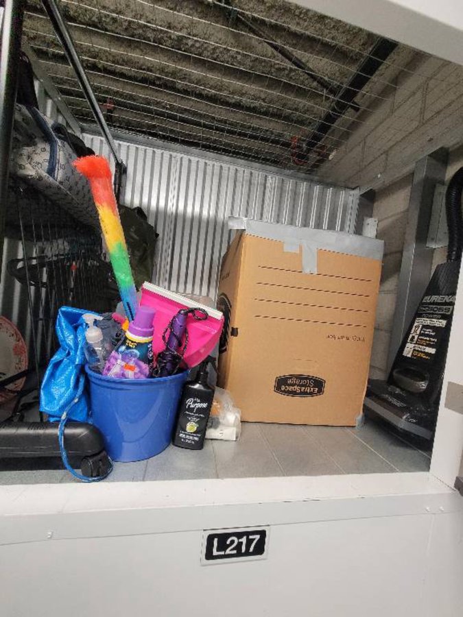 5 x 3 storage unit in Los Angeles, CA