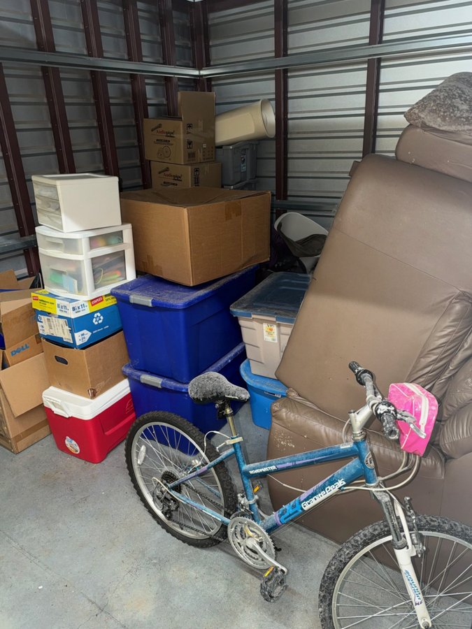 10 x 10 storage unit in Scottdale, GA