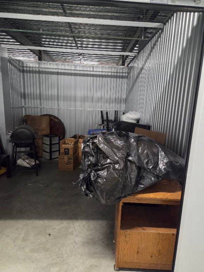 10 x 15 storage unit in Los Angeles, CA