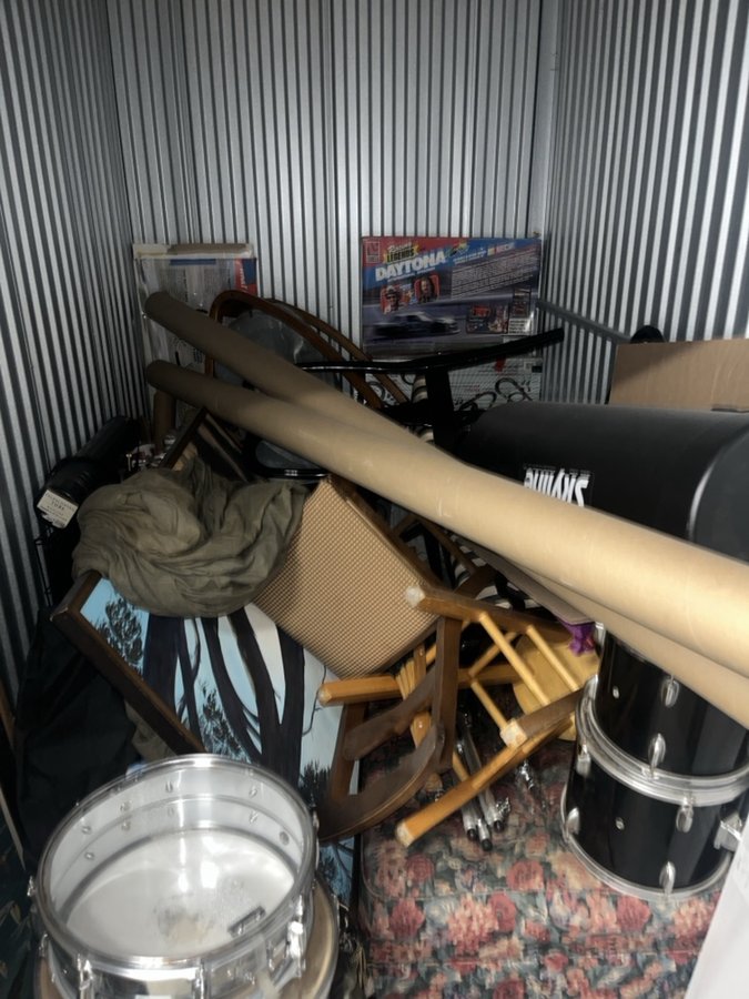 5 x 10 storage unit in Vista, CA