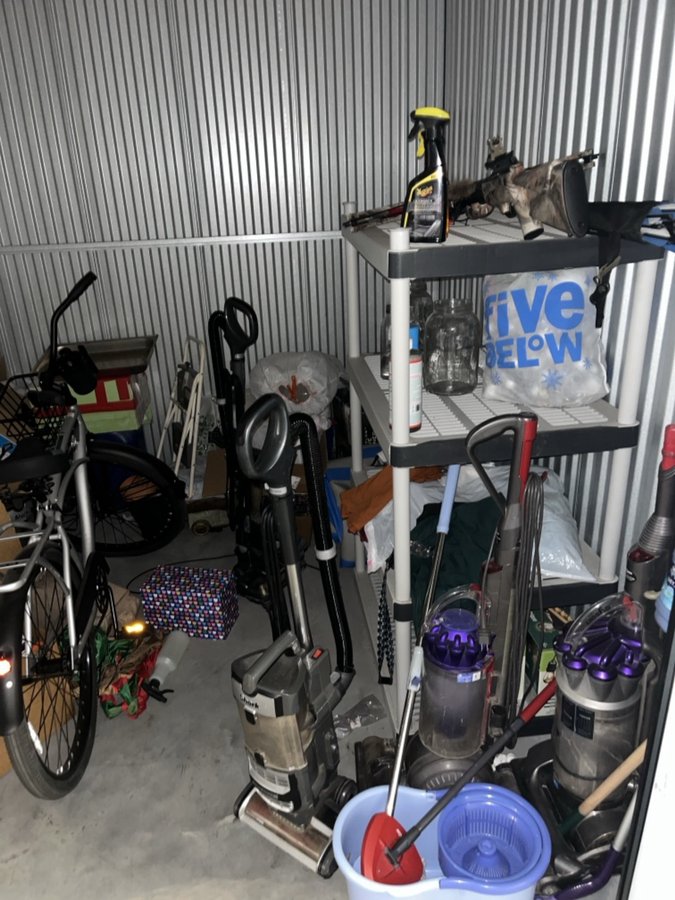 10 x 10 storage unit in Vista, CA