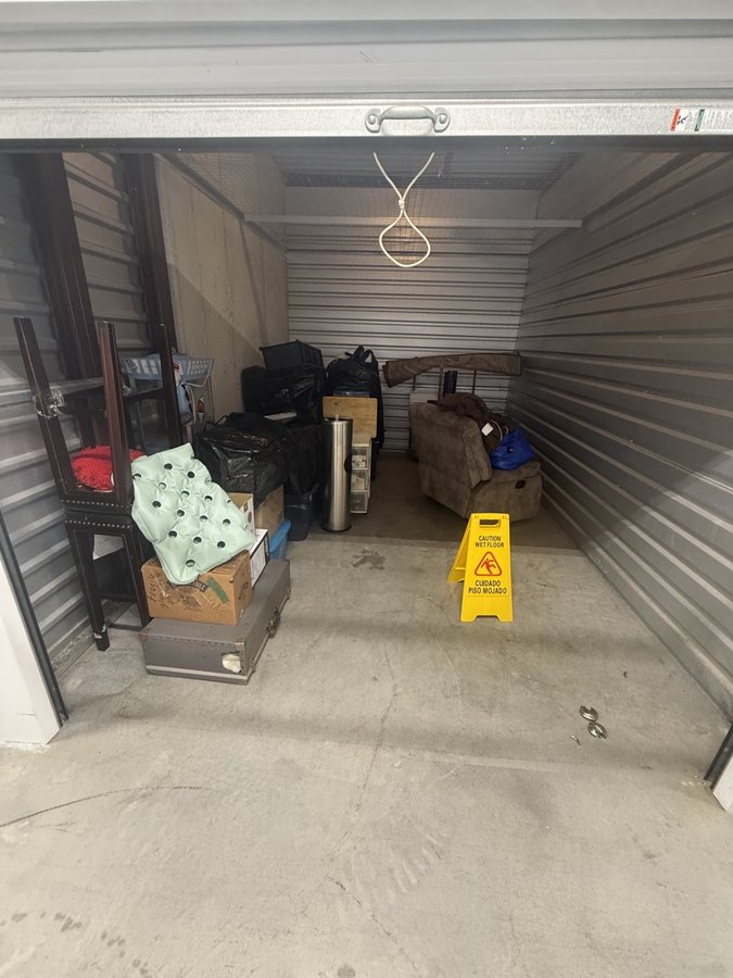 10 x 15 storage unit in Oxon Hill, MD