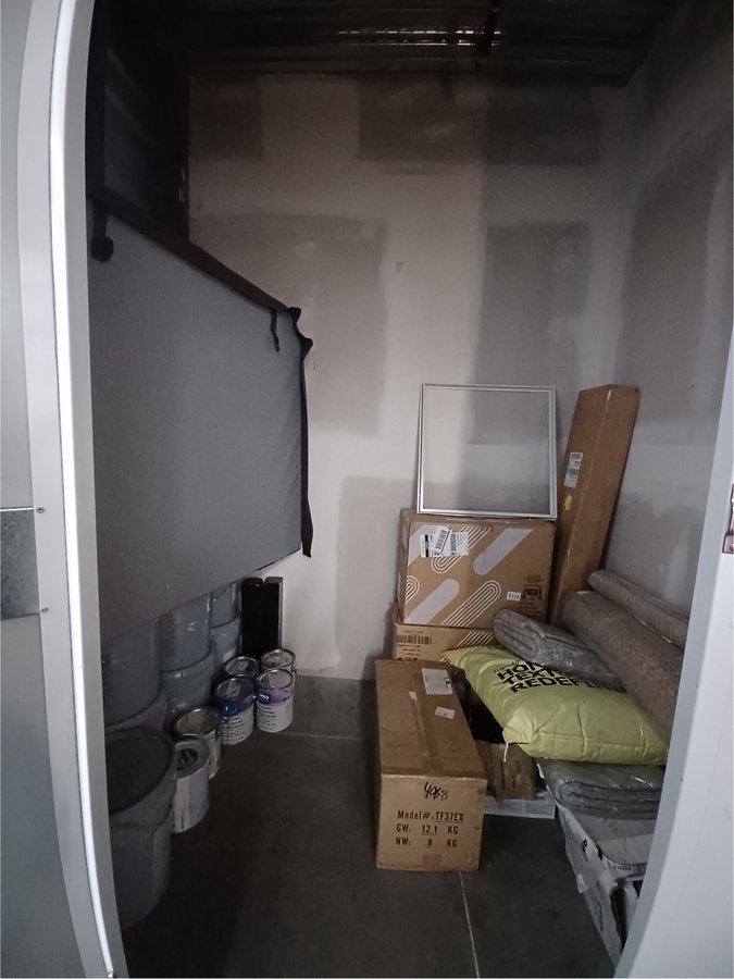 7 x 5 storage unit in Woodland Hills, CA
