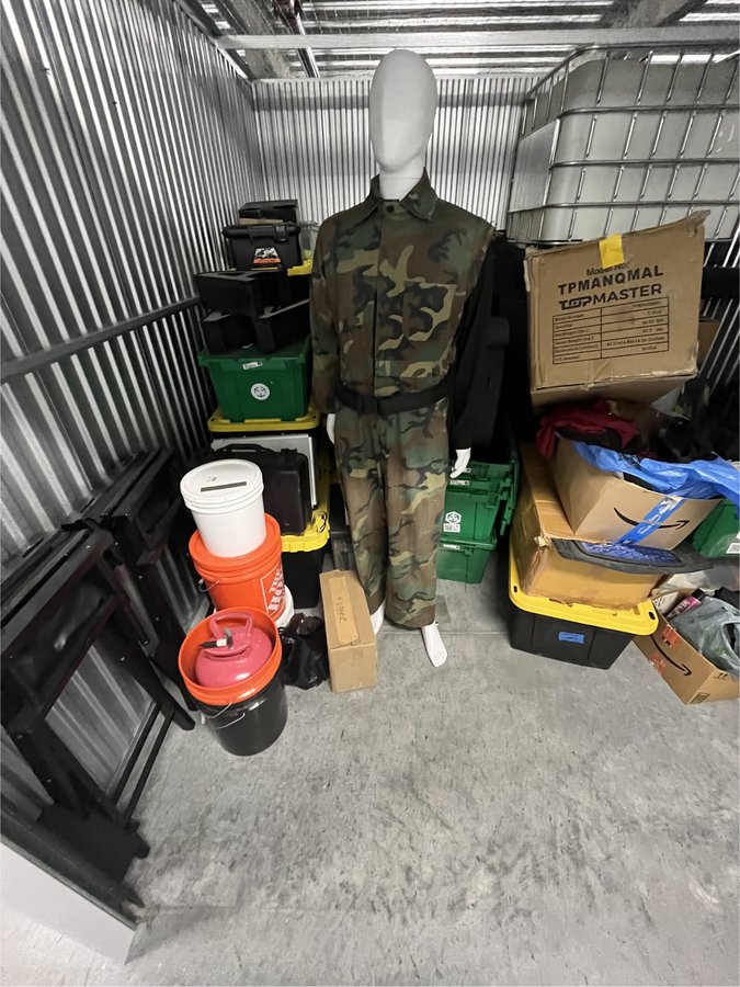 10 x 12 storage unit in Los Angeles, CA