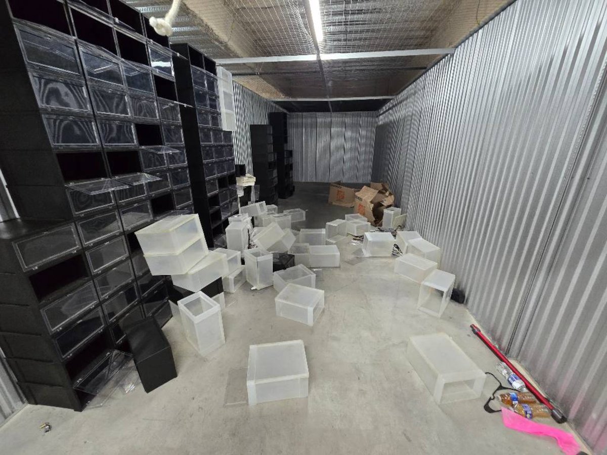 10 x 31 storage unit in Los Angeles, CA