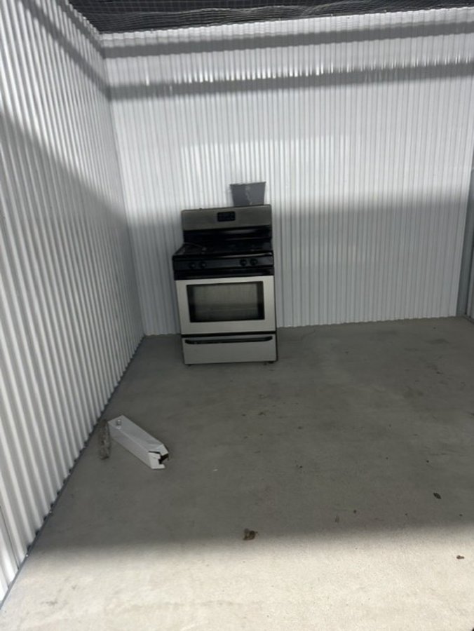10 x 13 storage unit in Dearborn, MI