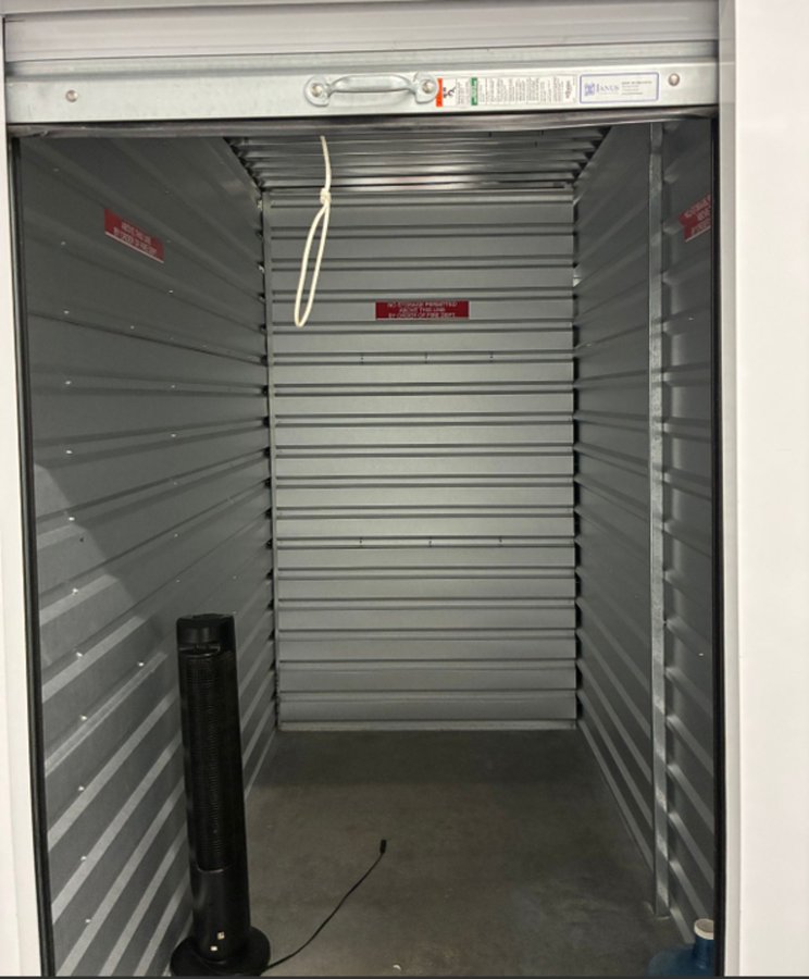 5 x 10 storage unit in Irvine, CA