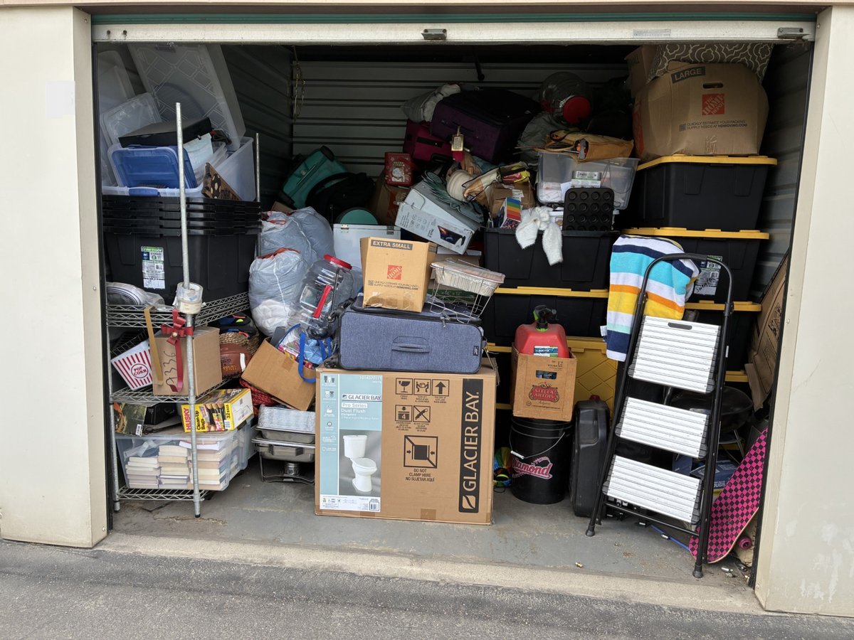 10 x 10 storage unit in Santa Fe Springs, CA