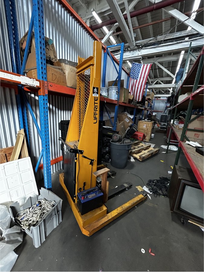 34 x 42 storage unit in Los Angeles, CA