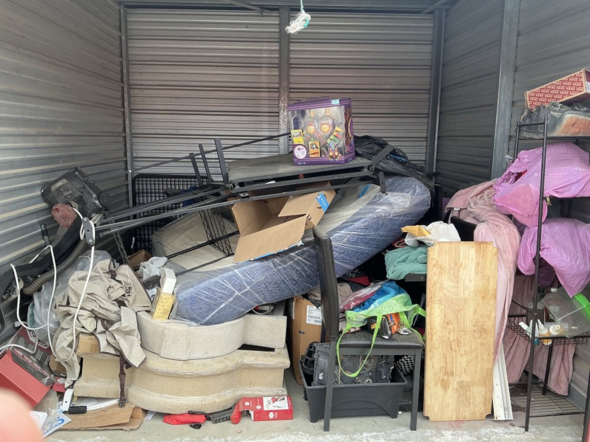 10 x 10 storage unit in Rosamond, CA