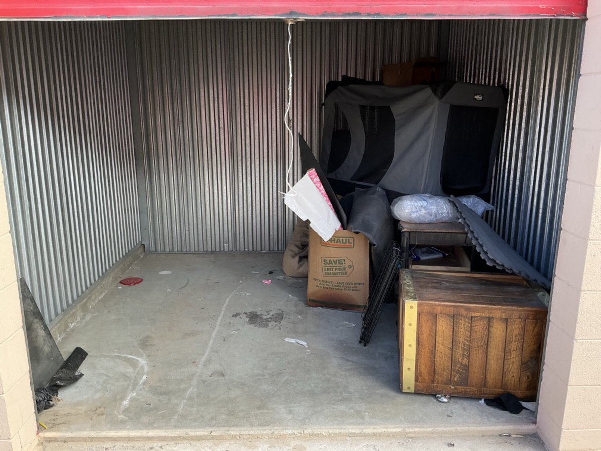 10 x 10 storage unit in Palmdale, CA