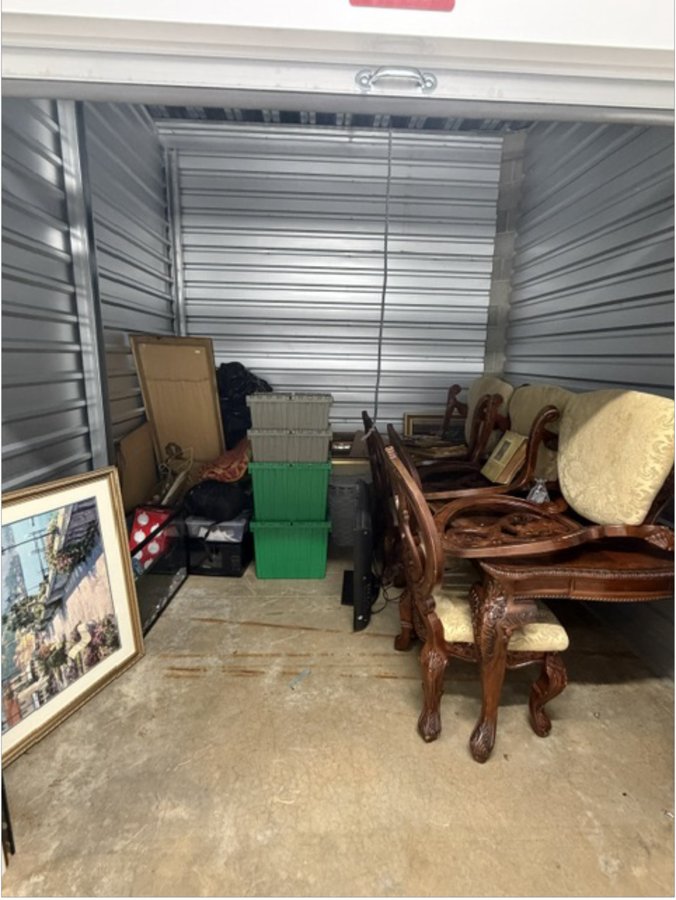 10 x 10 storage unit in Sacramento, CA
