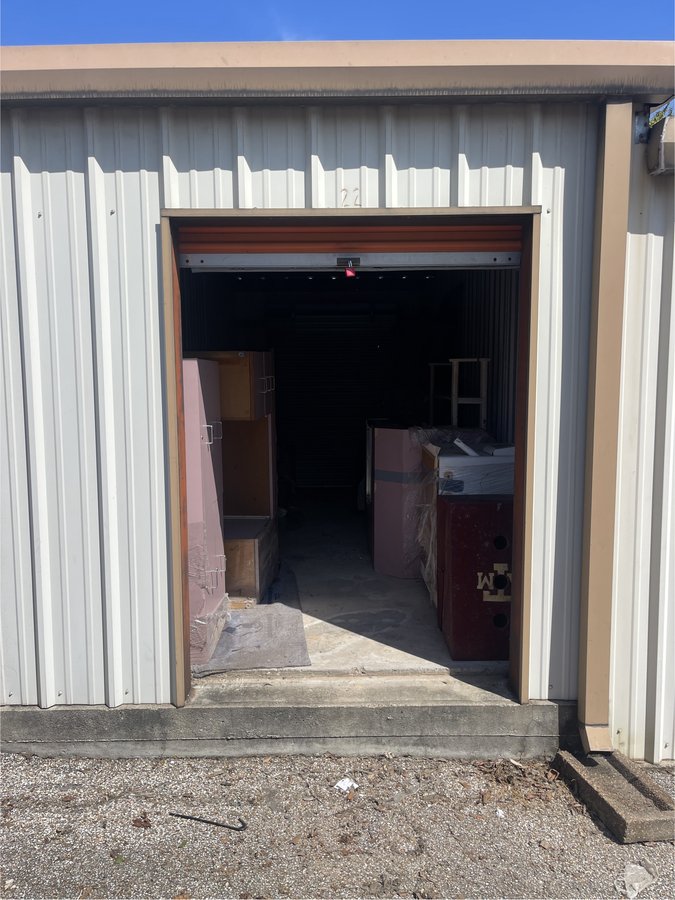 8 x 20 storage unit in Pinehurst, TX