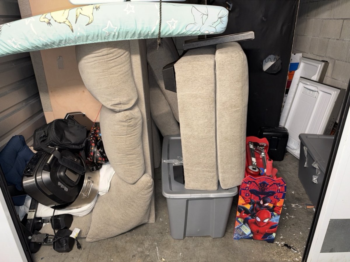 10 x 10 storage unit in Long Beach, CA
