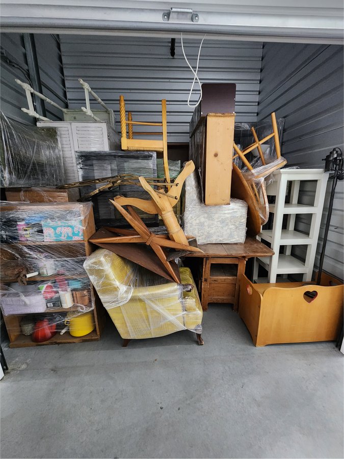 10 x 7 storage unit in Lancaster, CA